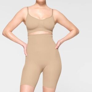 Skims Seamless Sculpt HIGH-WAISTED ABOVE THE KNEE SHORT - SZIE MEDIUM - CLAY